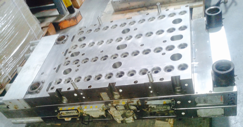 02_www.petequip.net_HuskyGL300_48cav_27.7gm Cavity Section with Hot Runner 1