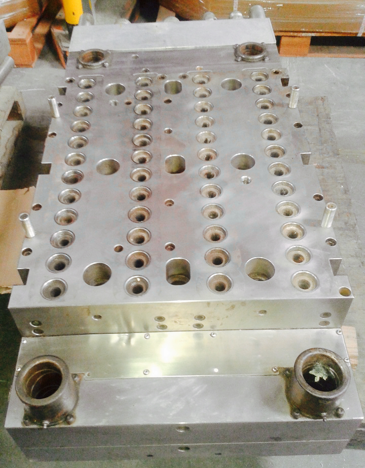 03_www.petequip.net_HuskyGL300_48cav_27.7gm Cavity Section with Hot Runner_2